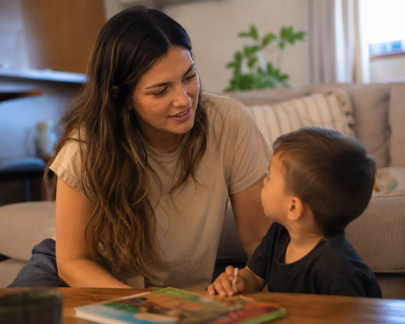 Mãe conversando e aprendendo com o filho em um momento de conexão